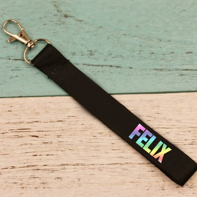 Kpop stray kids スマホストラップ キーホルダー ぶら下げバックル Kpop stray kids キーチェーン 文房具セット 新着商品