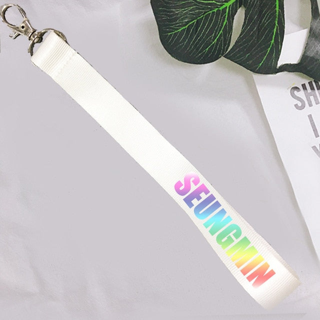Kpop stray kids スマホストラップ キーホルダー ぶら下げバックル Kpop stray kids キーチェーン 文房具セット 新着商品